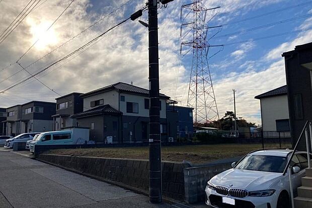 前面道路（撮影_2025年11月）前面道路はスムーズに駐車が行える6m道路。