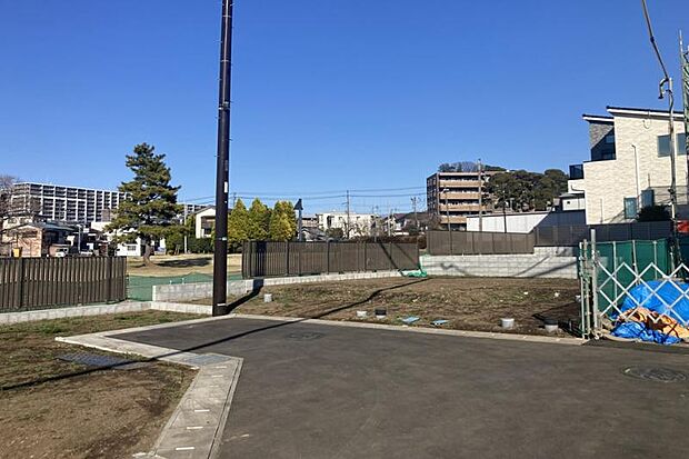 No.8_前面道路1(撮影_2026年3月)前面は4m道路ですが、切替しがしやすく、駐車計画も立てやすい区画です。