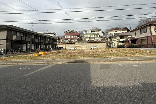 土地全景1(撮影_2026年3月)※販売済区画を含む場合がございます。最新の販売状況は区画図等をご参照下さい。子育てにも安心な住宅街で、自由設計をお楽しみ頂けます。