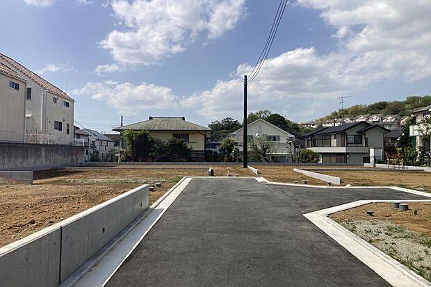 分譲地全景1（撮影_2026年4月）全6区画、土地面積41坪以上のゆとりある分譲地です。※販売済区画を含む場合がございます。