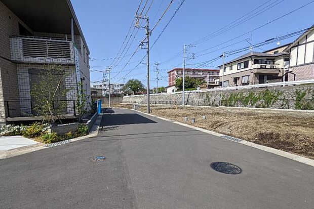【分譲地内開発道路_4（撮影_2022年4月）】分譲地内の6.0mの開発道路。 分譲地の生活道路なので車の往来も少なく安全・安心です。