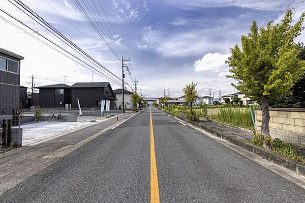【No.1・No.2_前面道路(撮影_2026年8月)】幅員約12mの前面道路(両側歩道含む)。