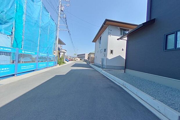 【分譲地内道路2_（撮影_2025年5月）】通り抜けできない道路なので車通り少なく、小さいお子様も安心です。