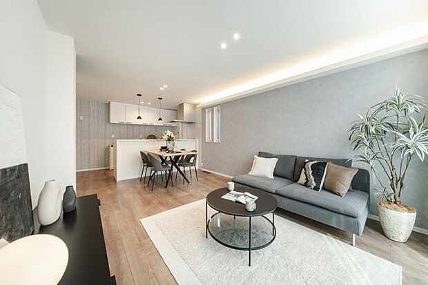 【4ＬＤＫ】No.I-3_LDK4（撮影_2025年9月）天井を照らすコーブ照明の光が空間を優しく包み込みます。