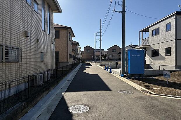 【前面道路（撮影_2024年11月）】接道する開発道路は、分譲地の生活道路のため車の往来も少なく安心。幅員も約4.5mあり、駐車もし易そう。