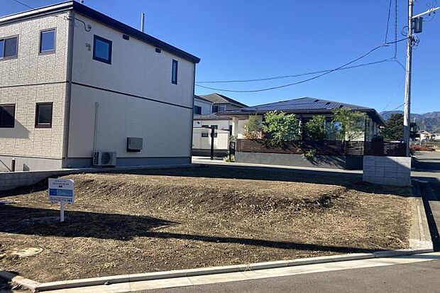 【No.1_土地2（撮影_2024年11月）】前面道路との高低差も少なく、建物配置や駐車計画が立てやすそう。