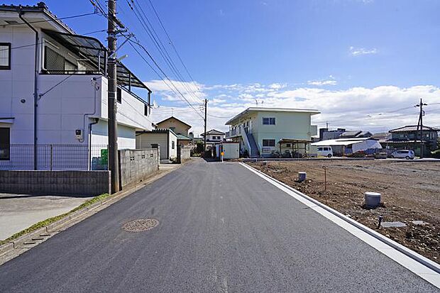 【No.4・5_前面道路（撮影_2024年3月）】北接道区画。プライバシーを確保したLDKや居室。プライベートガーデンなどご提案可能です。