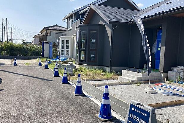 【前面道路（撮影_2025年8月）】前面道路は6ｍで車の出し入れも楽々。