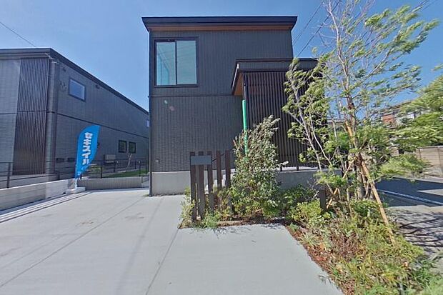 【No.5_外観（撮影_2024年10月）】深い凹凸感が住まいの存在感を高めます。光の強弱で違う印象を与えてくれる外観になっています。