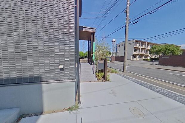 【No.5_駐車場（撮影_2024年10月）】ゆったりした駐車スペースは、車や自転車・バイクもとめられます。