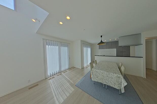 【No.5_LDK1（撮影_2024年10月）】オープン対話型キッチンで調理しながらもご家族の会話が弾みます。