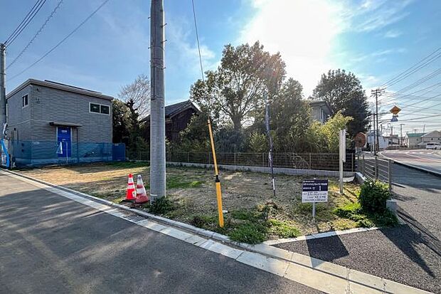 【No.1_土地2（撮影_2026年3月）】二方向道路の角地で日当たりのよい敷地です。