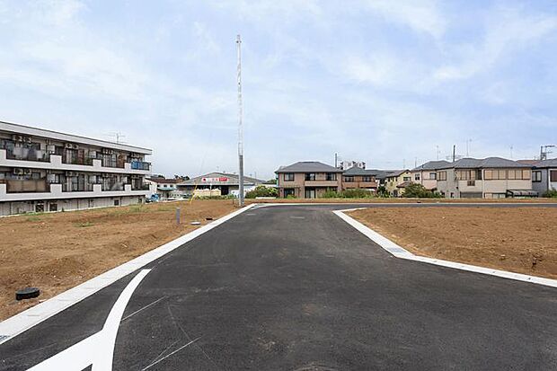 【No.13.14.15.16前面道路(撮影_2024年8月)】東道路。6メートルのゆったり幅で、お車の駐車も楽々です。