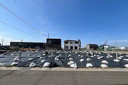 No.3_土地（撮影_2025年2月）前面道路は6メートルのゆったり幅で、お車の駐車も楽々です。 