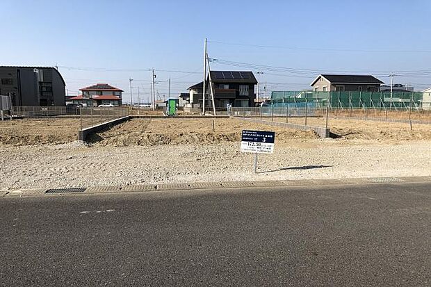No.3_土地（撮影_2025年2月）前面道路は6メートルのゆったり幅で、お車の駐車も楽々です。