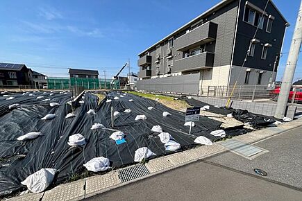 No.6_土地（撮影_2025年2月）南東より撮影。隣地との境には目隠しフェンスを設置しプライバシーに配慮しています。 