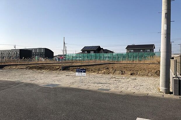 No.6_土地（撮影_2025年2月）南東より撮影。隣地との境には目隠しフェンスを設置しプライバシーに配慮しています。