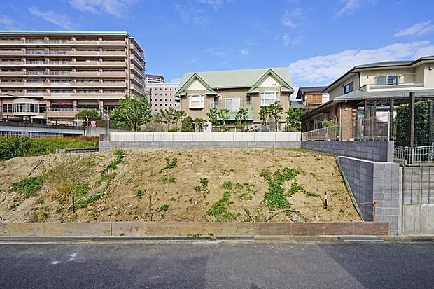 【No2_土地(撮影_2024年11月)】南接道のため日当たりの良いリビングとなります。ご家族との大切なお時間を過ごしたりとお好みのマイホーム設計をご提案致します。