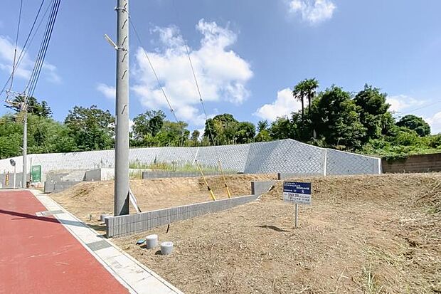 【No.8_土地3（撮影_2025年9月）】前面道路はカラーアスベストでおしゃれな雰囲気。