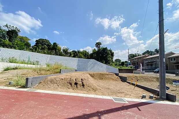 No.7_土地3（撮影_2025年9月）電柱が敷地内にあるため土地価格は割安感があります。