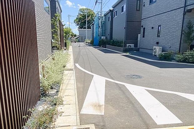 【No.13_前面道路(撮影_2025年9月)】6メートル幅の道路なのですれ違いも楽々