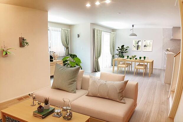 【No.13_リビング(撮影_2025年4月)】間接照明がやさしく空間を包み、ご家族の団らんを演出します。