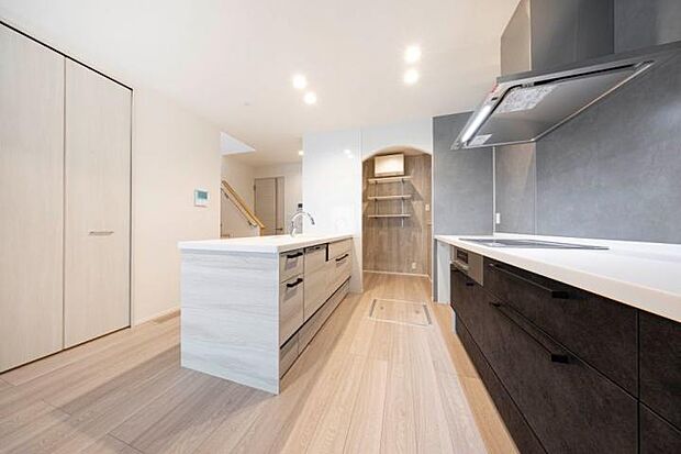 【No.4_LDK1（撮影_2025年10月）】2列型オープンキッチンのサイドにパントリーとダイニングテーブルを配置。回遊動線を取ることでストレスなく調理が楽しめます。