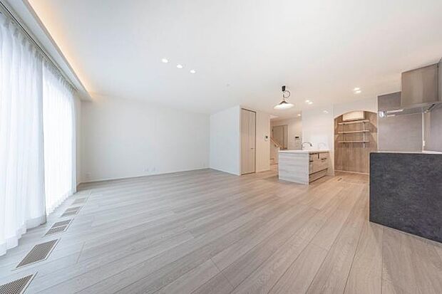 【No.4_LDK2（撮影_2025年10月）】20畳以上のLDK。大開口窓からプライベートな庭へと続きます。周囲の視線を感じにくく、お子様やペットも安全でゆったりできる空間です。