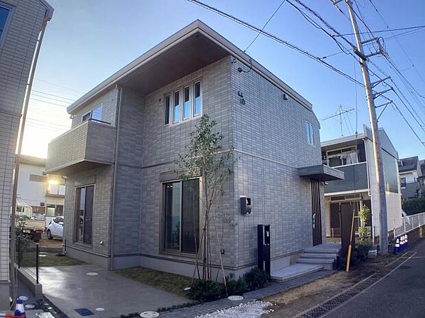 【3ＬＤＫ】No.2_外観(撮影_2025年7月)重厚な質感の総タイル外壁使用が高級感を演出します。