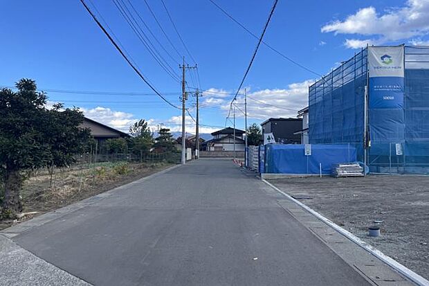 【No.1_前面道路（撮影_2025年11月）】幅員6.0mの接道が北側にあり接面も11.54mと車を4台並べて駐車も可能です。