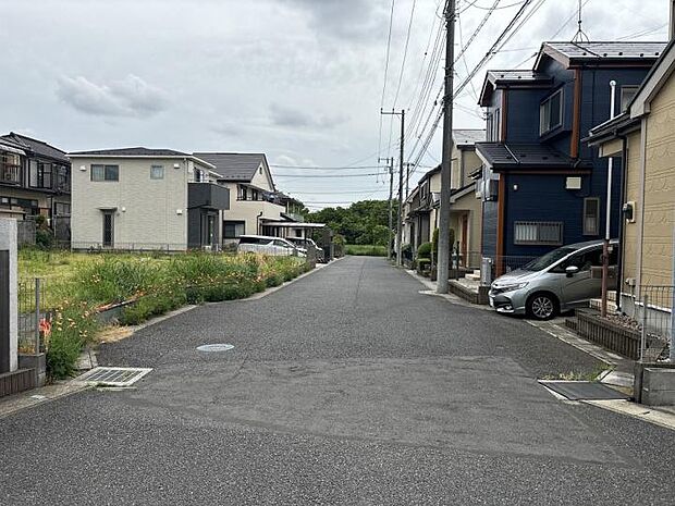 【前面道路1(撮影_2025年5月)】No.1区画からNo.3区画に向かって撮影した前面道路です。No.1の正面は転回広場のため道路幅にゆとりがあり、駐車がラクラクです。