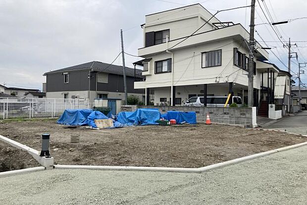 No.5_土地2（撮影_2025年6月）敷地北東より撮影。最近はやりの平屋、2階建ての4LDKなど参考間取りも多数ございます。