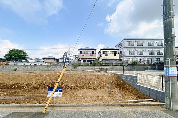 【No.5_土地1(撮影_2025年9月)】ゆったりと2台駐車可能。南向きで陽当たり良好です。