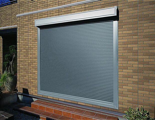 【電動シャッター　】雨や寒い日でも窓を開けずに開閉できて便利。※一部のシャッターにのみ採用。