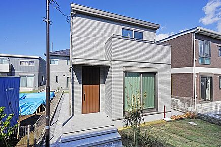 No.7_外観（撮影_2025年10月）美観を保ち、メンテナンス費用を抑える「磁器タイル外壁」を採用。 