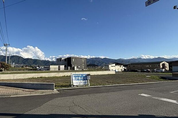 【No.1_土地2（撮影_2025年10月）】西側より撮影。南側の区画が一段下がっているので、日当たり良好です。建物を北側に寄せることで、お庭等のスペースを広く取っていただけます。