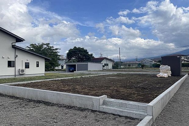 【No.2_土地(撮影_2025年9月)】北東より撮影。 南北に伸びた整形地。