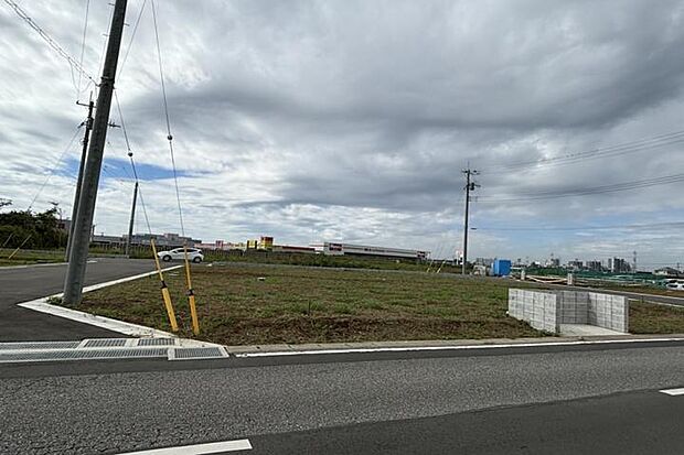 【No.4_土地2（撮影_2025年10月）】道路との高低差がないのでお車の出入りがしやすいです。