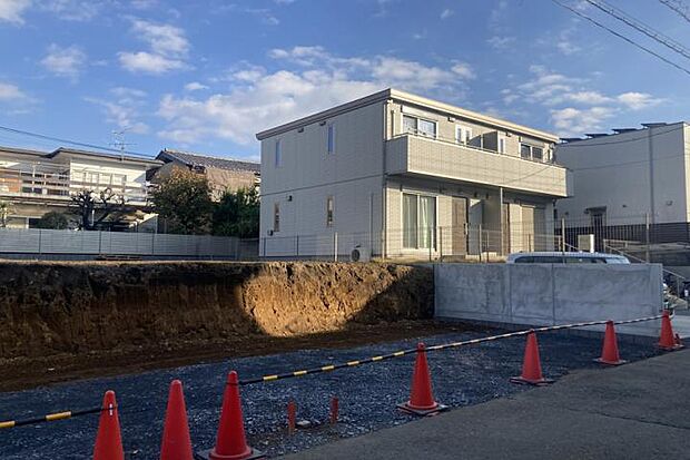 【No.3_土地1（2025年11月撮影）】隣地は低層アパートなので陽当たりも良好です。