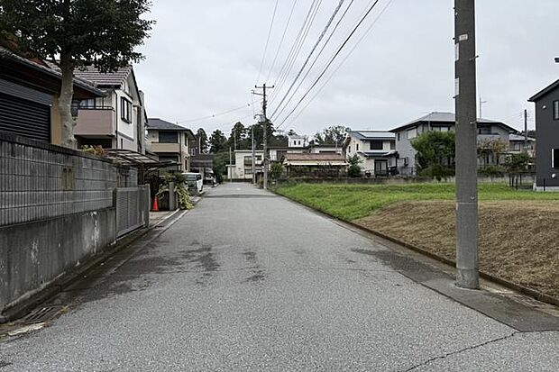【No.1~2_前面道路1(撮影_2025年10月)】北側より撮影