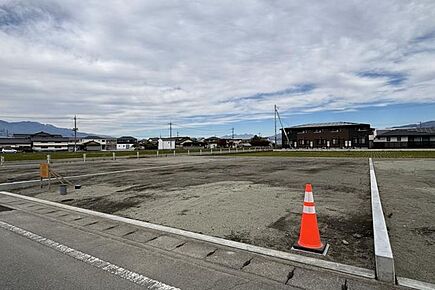 No.2_土地2（撮影_2025年11月）南東より撮影。南面にお庭やテラスを設けることで家族のくつろぎ空間にご活用いただけます。 