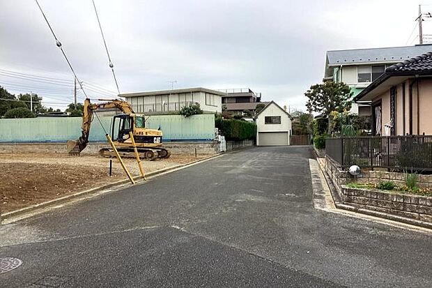 【No.1_前面道路(撮影_2025年11月)】6m道路。※No1前面道路内の北東角に電柱が新設されます。