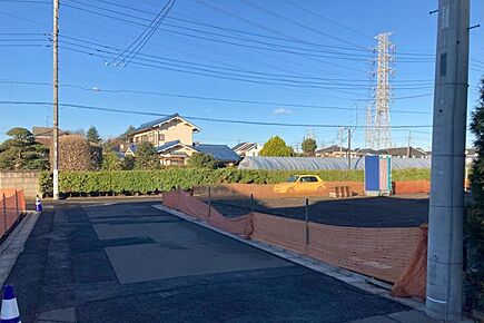 A-4_土地2（撮影_2025年12月）道路高低差が少なく、駐車計画しやすい区画です。 