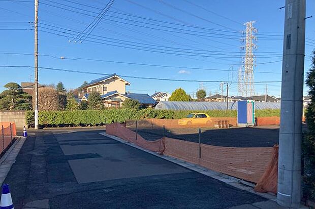 A-4_土地2（撮影_2025年12月）道路高低差が少なく、駐車計画しやすい区画です。