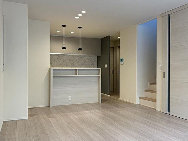 【No.1_LDK1（撮影_2025年12月）】キッチンからリビングまで隔たりのない大空間です。家族との時間を過ごすのに最適の間取り設計です。