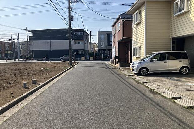 【前面道路1(撮影_2026年3月)】車通りの少ない道路なので、小さいお子様にも安心です。