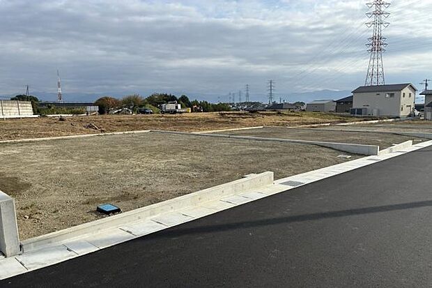 No.25_土地1(撮影_2025年11月)北西より撮影。土地面積:203.43m2(61.53坪)南ひな壇の敷地になります。2階から富士山が見えます。