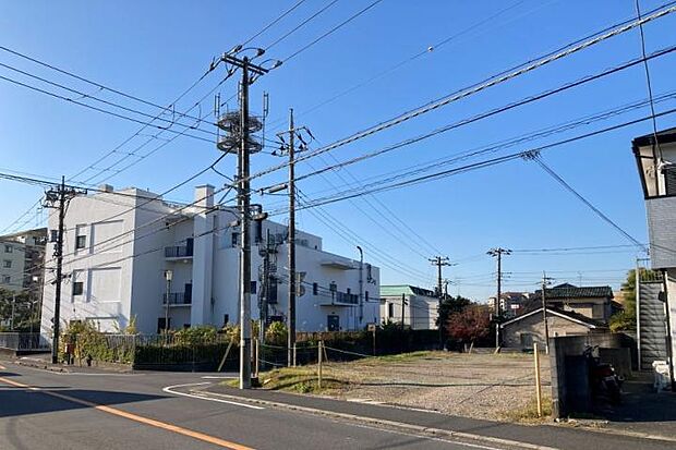 【前面道路2(撮影_2025年12月)】幅員約6mと約12mの2方向の前面道路となっております。