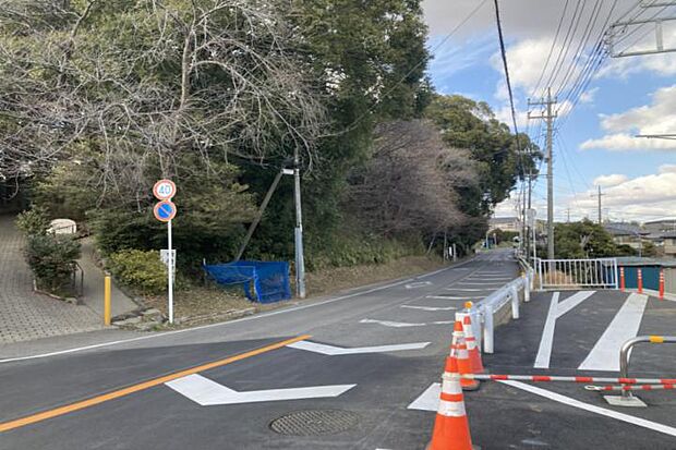 【前面道路2(撮影2026_年2月)】主要な国道6号線に至る便利な道路です。