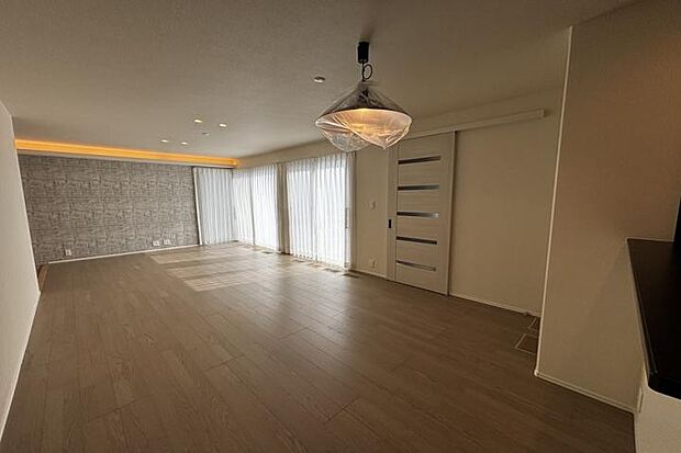 【No.3_LDK1（撮影 _2026年3月）】白を基調に木の温もりを取り入れた、明るく開放的なLDK。間接照明が上質な雰囲気を演出し、家族が自然と集まる心地よい空間です。